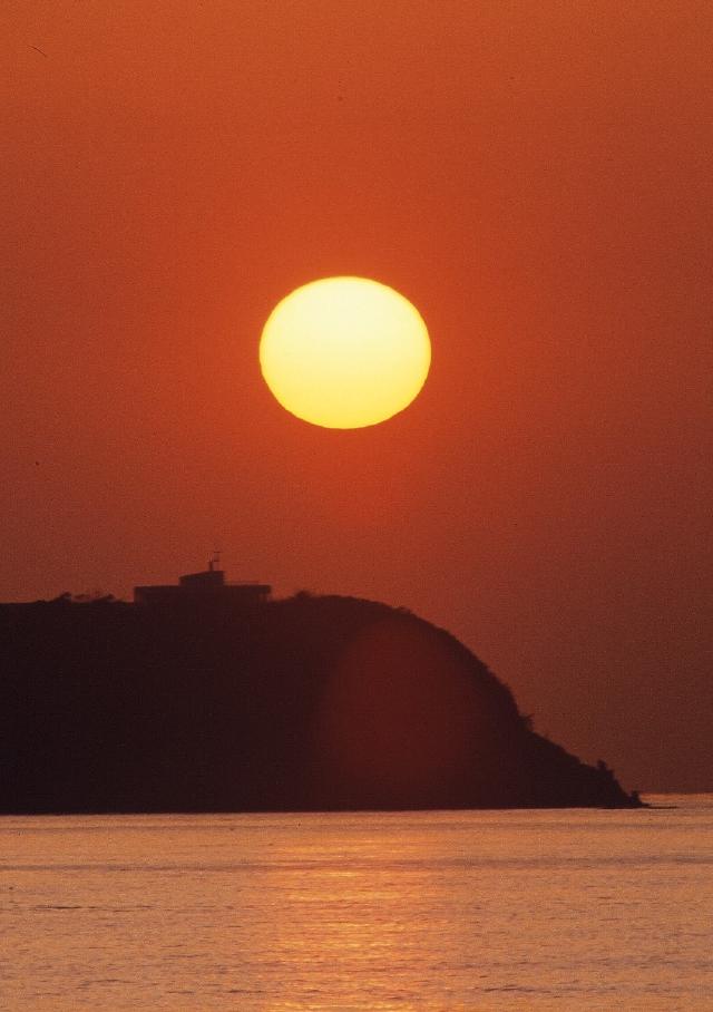 江井岬に沈む夕陽（冬期）